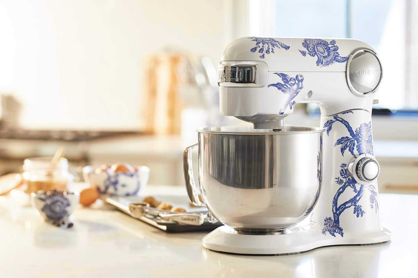 Cuisinart Stand Mixer, 12 Speeds, 5.5-Quart Mixing Bowl, Chef's Whisk, Flat Mixing Paddle, Dough Hook, and Splash Guard with Pour Spout, Silver Lining, SM-50BC, Silver Lining