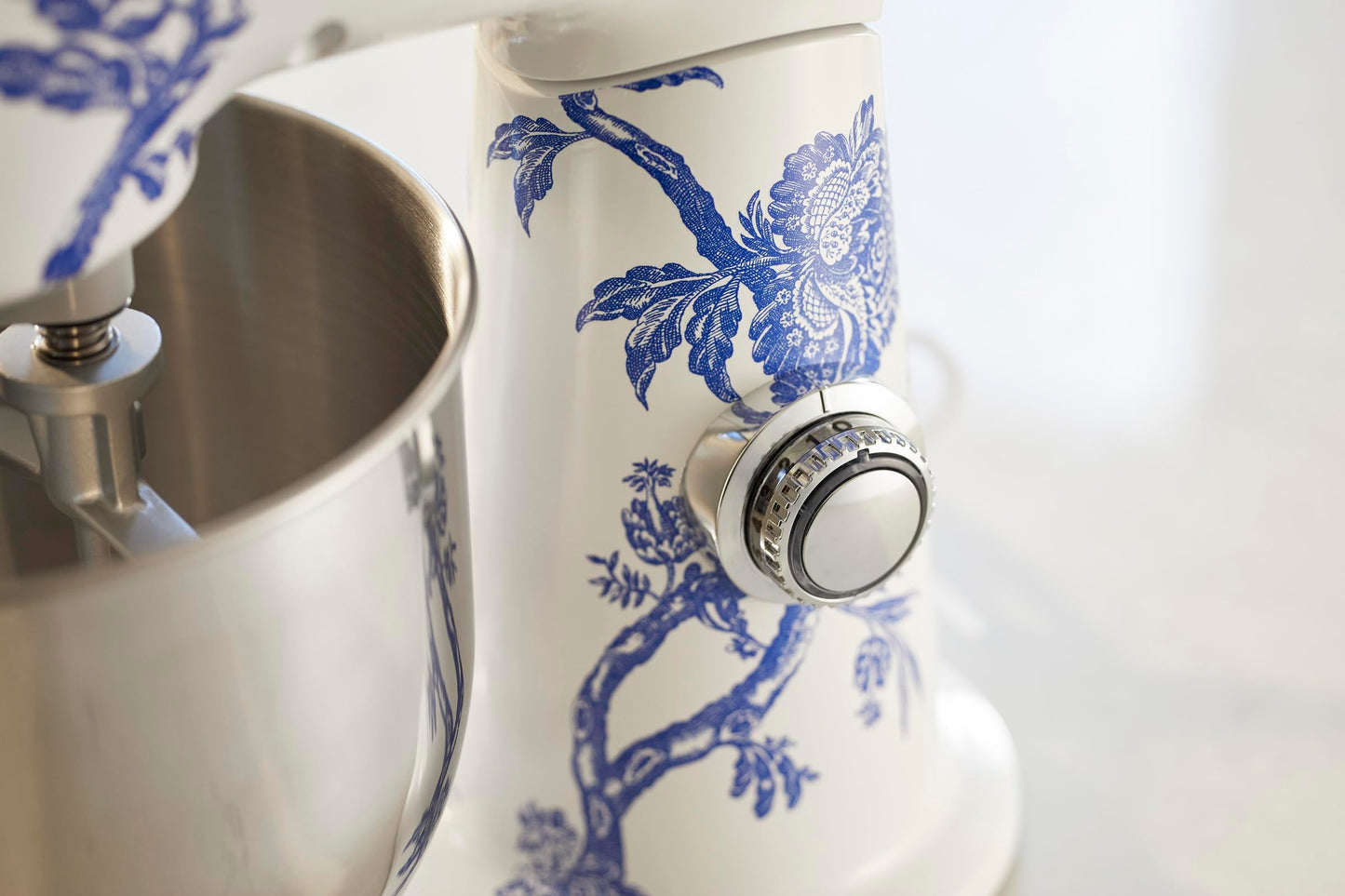 Cuisinart Stand Mixer, 12 Speeds, 5.5-Quart Mixing Bowl, Chef's Whisk, Flat Mixing Paddle, Dough Hook, and Splash Guard with Pour Spout, Silver Lining, SM-50BC, Silver Lining