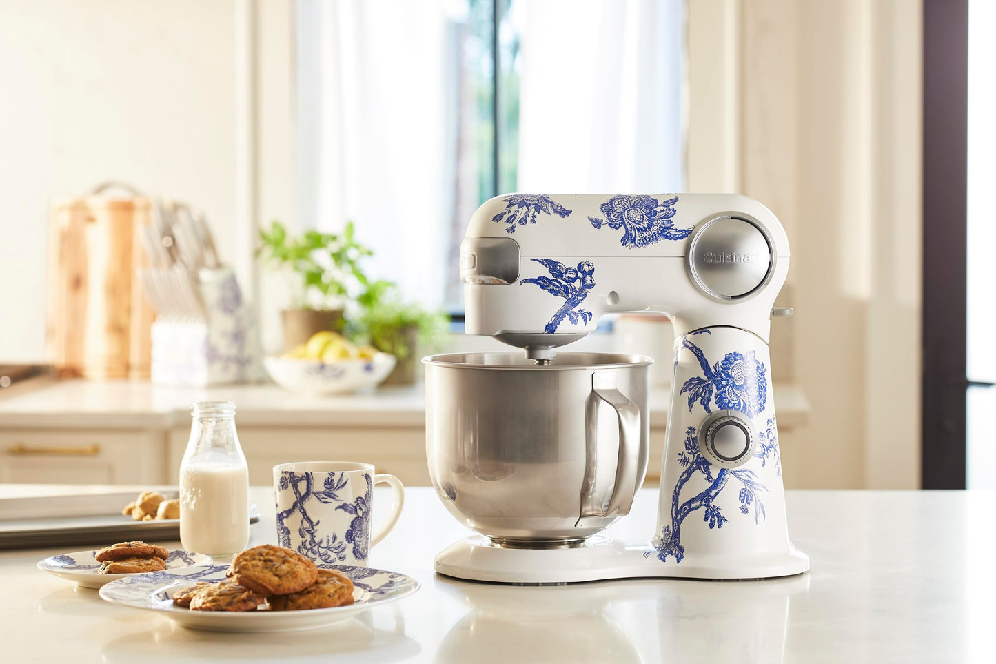 Cuisinart Stand Mixer, 12 Speeds, 5.5-Quart Mixing Bowl, Chef's Whisk, Flat Mixing Paddle, Dough Hook, and Splash Guard with Pour Spout, Silver Lining, SM-50BC, Silver Lining